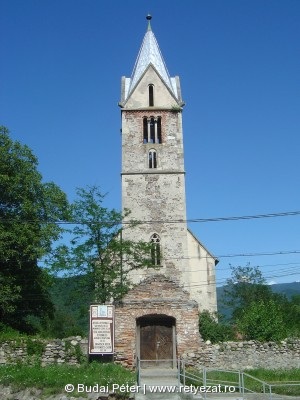 A templom bejárata a főút felől