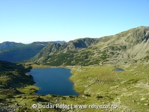 a Bukura-tó a Bukura-nyeregből nyáron