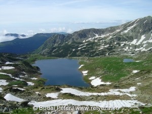 a Bukura-tó a Bukura-nyeregből tavasszal