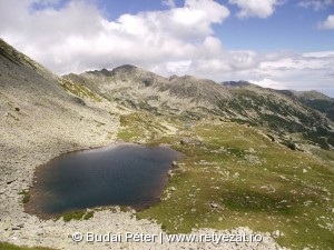 A Kapu-tó, háttérben a Pelága-csúccsal