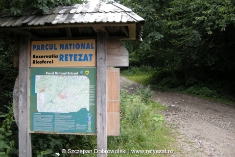 A nemzeti park határát jelző tábla Cârnic felől