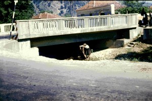 Régimódi nagymosás a patakban Kőaljaohabán, a petrozsényi út hídja alatt