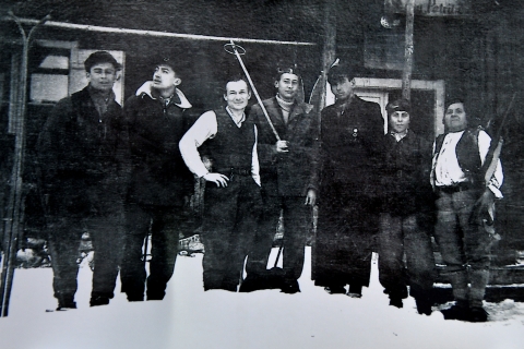 Januári csoportkép a ház kapujában (1940)