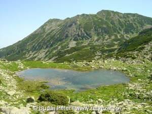 A Pietrele-tó, háttérben a Pietrele-csúcccsal