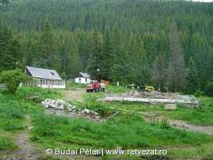 A Pietrele menedékház főépületének romjai