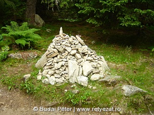 A piros kereszt leágazását jelző kőrakás
