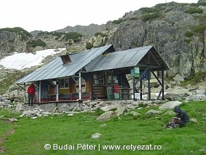 Salvamont-kunyhó a Bukura-tónál