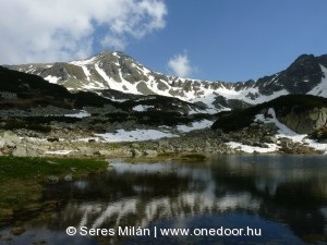 A Pietrele-tó partján